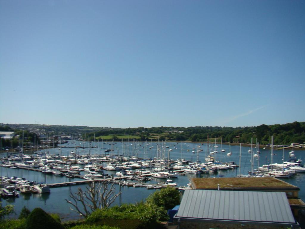 ein Jachthafen voller Boote im Wasser in der Unterkunft Topsail, Falmouth in Falmouth