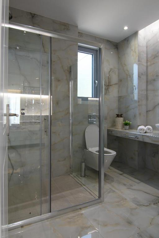 Koupelna v ubytování Dionisos Suites