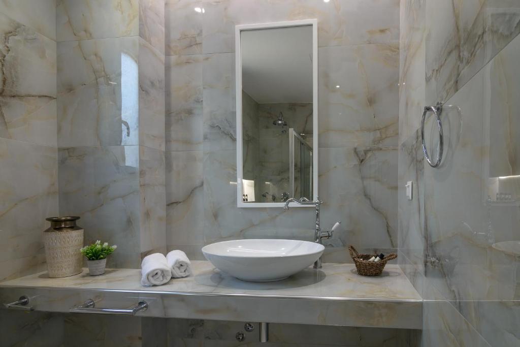 Koupelna v ubytování Dionisos Suites