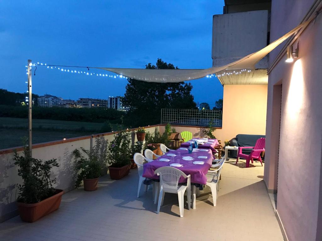 un tavolo viola e sedie su un balcone con luci di Casabella a Tortoreto