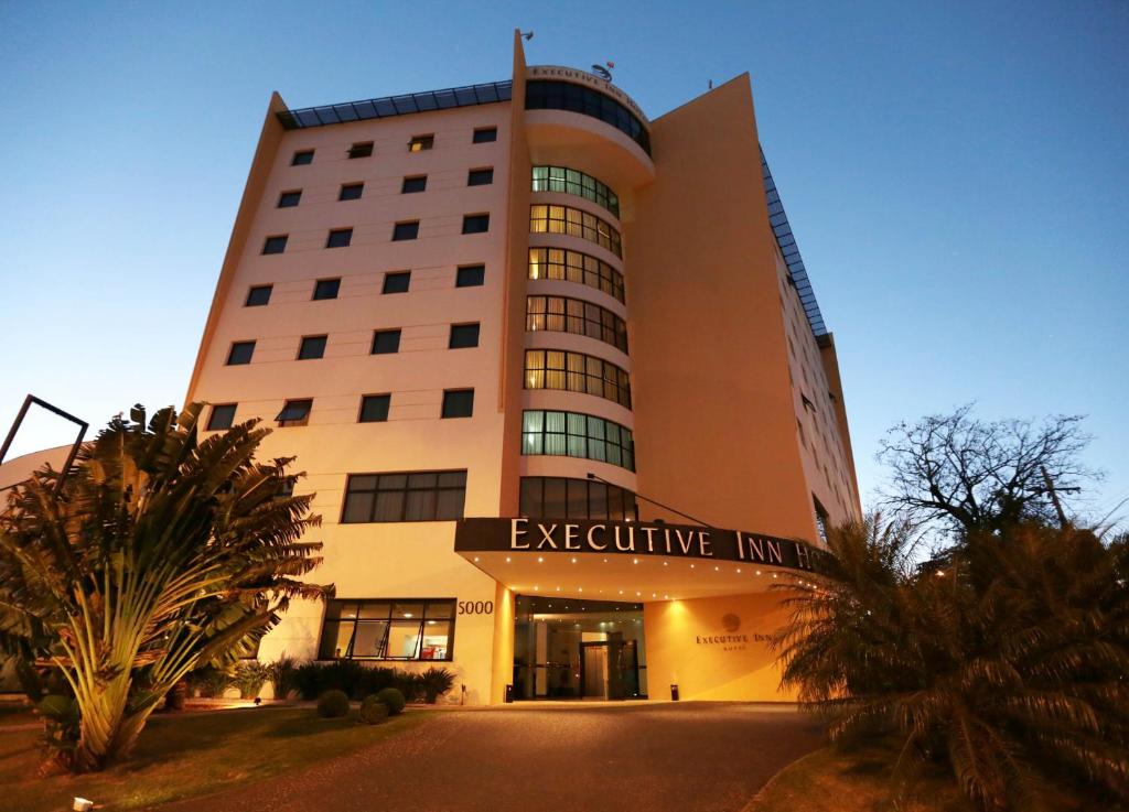 duży budynek z zajazdem executive w obiekcie Executive Inn Hotel w mieście Uberlândia
