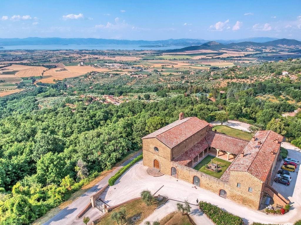 una vista aérea de un antiguo edificio de piedra en el campo en Agriturismo I Frati en Paciano