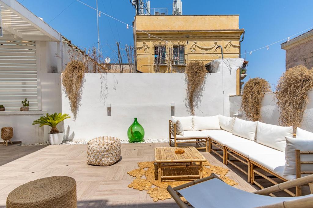 - un salon avec un canapé et une table dans l'établissement Terrazza Vallisa, à Bari