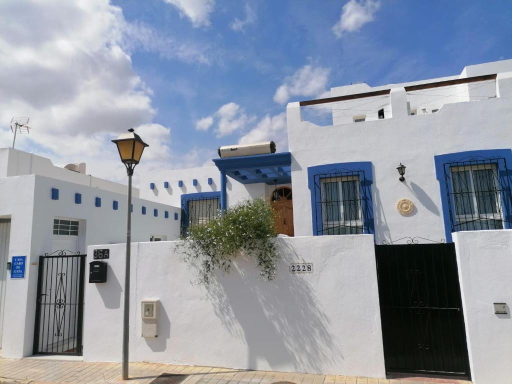 レタマルにあるCasa Cabo de Gataの青い扉と街灯の白い建物