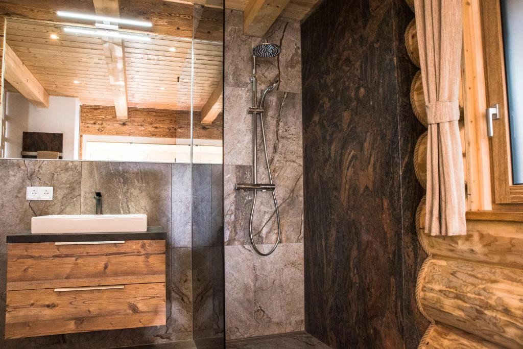 Koupelna v ubytování Blockhausen Luxus Chalets