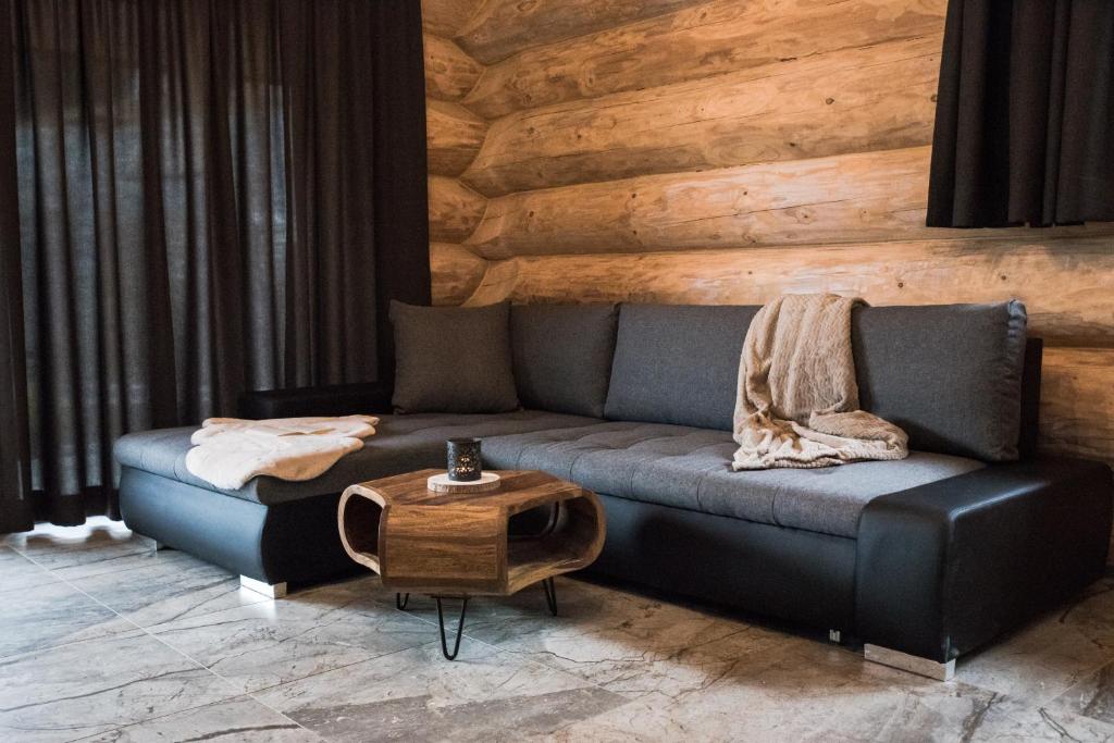 Posezení v ubytování Blockhausen Luxus Chalets
