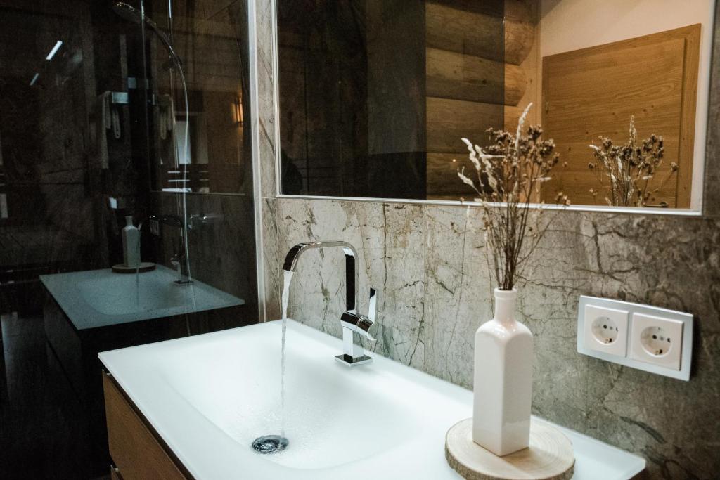 Koupelna v ubytování Blockhausen Luxus Chalets