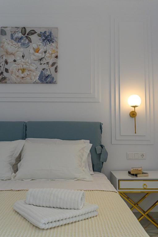 Postel nebo postele na pokoji v ubytování Dionisos Suites