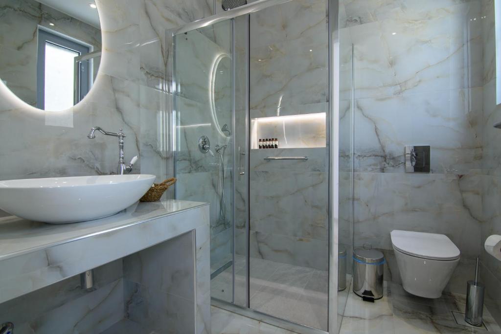 Koupelna v ubytování Dionisos Suites