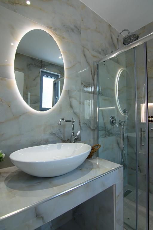Koupelna v ubytování Dionisos Suites