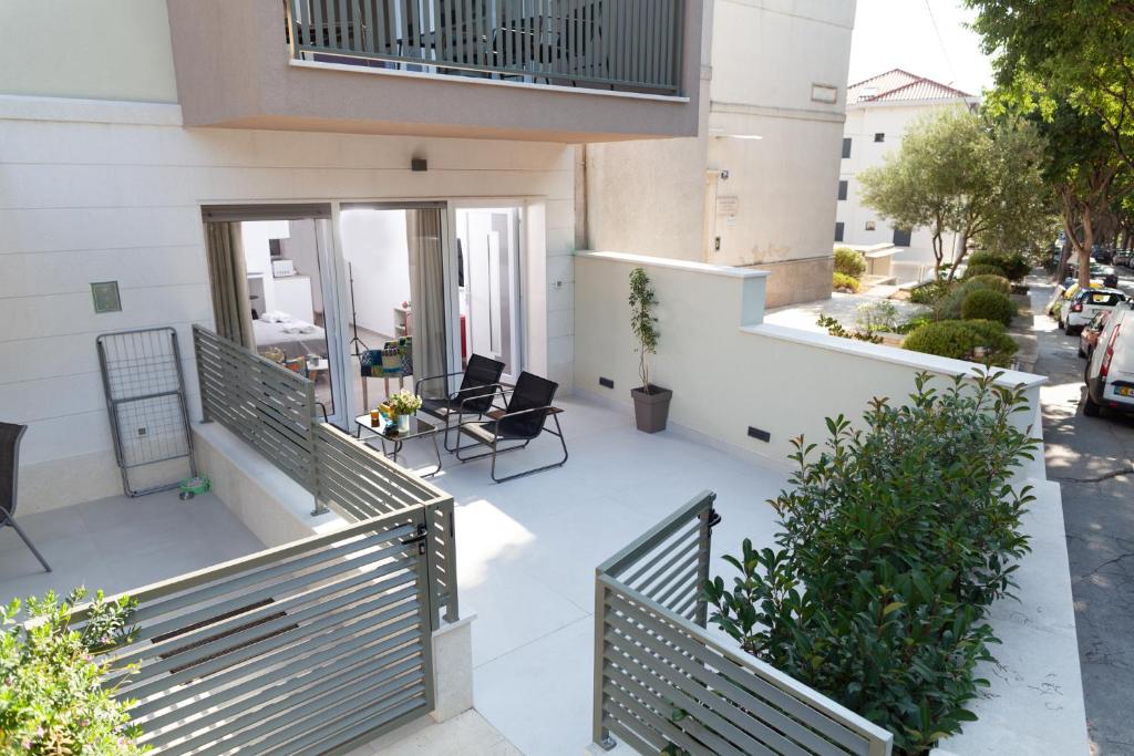 - un balcon d'une maison avec deux chaises dans l'établissement Apartments Bilić, à Split
