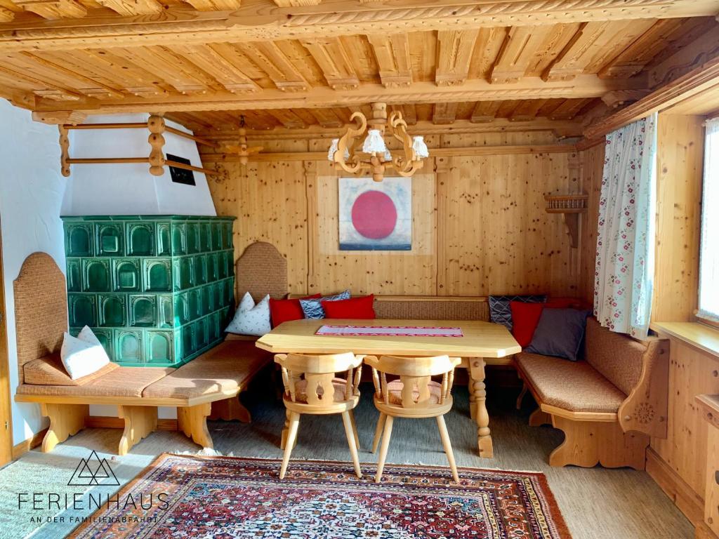 ein Zimmer mit einem Tisch und Stühlen in einem Haus in der Unterkunft Ferienwohnung an der Familienabfahrt in Brixen im Thale