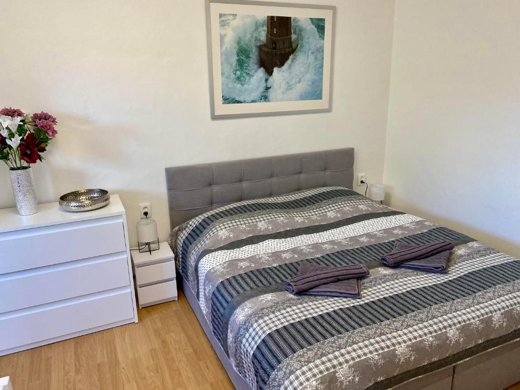 Łóżko lub łóżka w pokoju w obiekcie Apartmán Linda Slapy- Ždáň