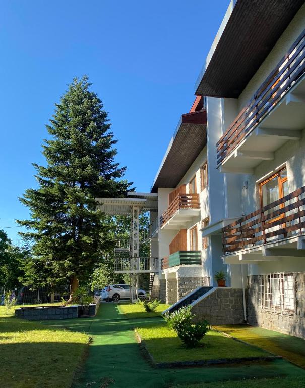 duży budynek z drzewem w ogrodzie w obiekcie Apartmán Linda Slapy- Ždáň w mieście Slapy