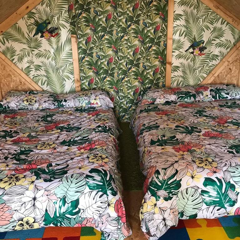 Postel nebo postele na pokoji v ubytování Shannon Estuary Glamping