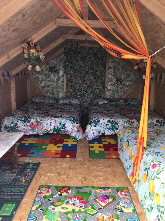 Postel nebo postele na pokoji v ubytování Shannon Estuary Glamping