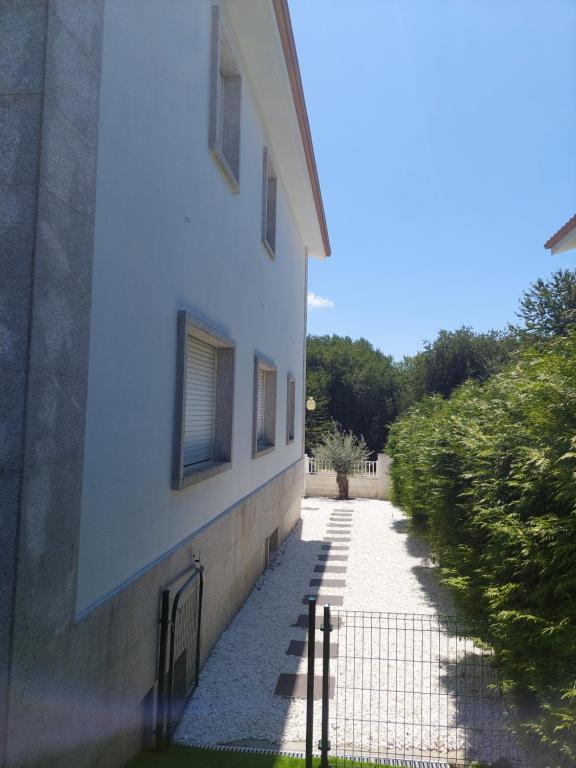 CHALET A SOLO 5 MIN DE OURENSE CIUDAD con jardín y barbacoa - Casa De Cinco Dormitorios