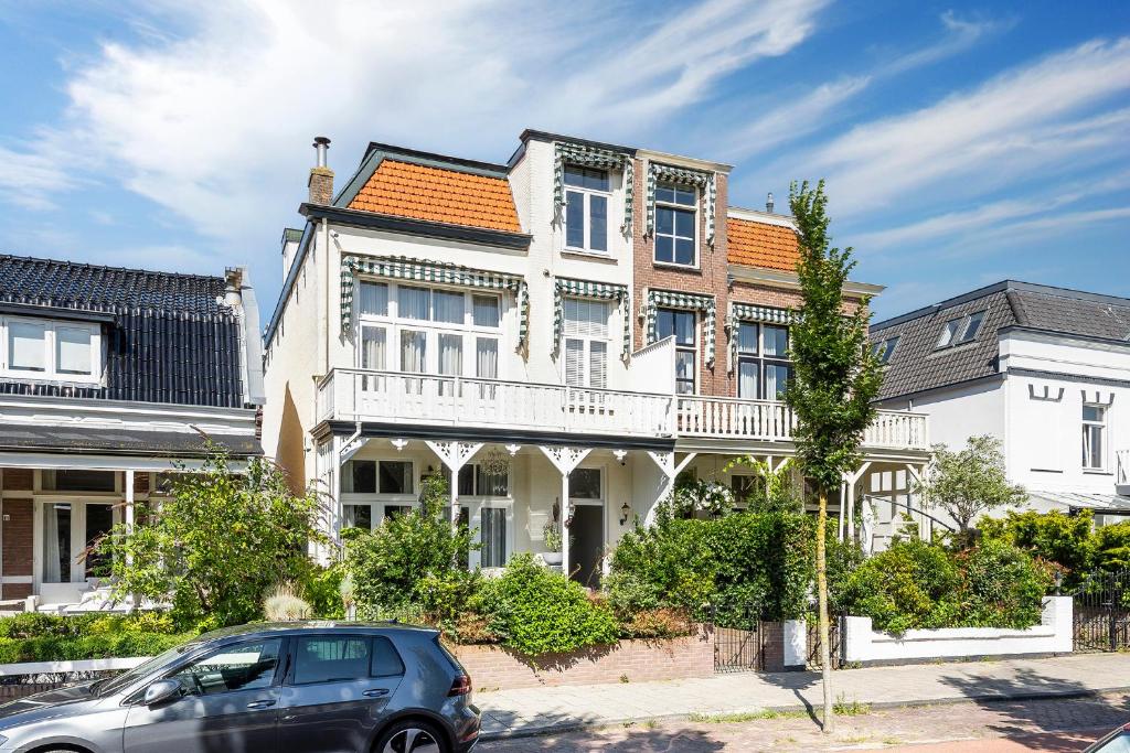 een busje geparkeerd voor een huis bij Zandvoort-17 in Zandvoort