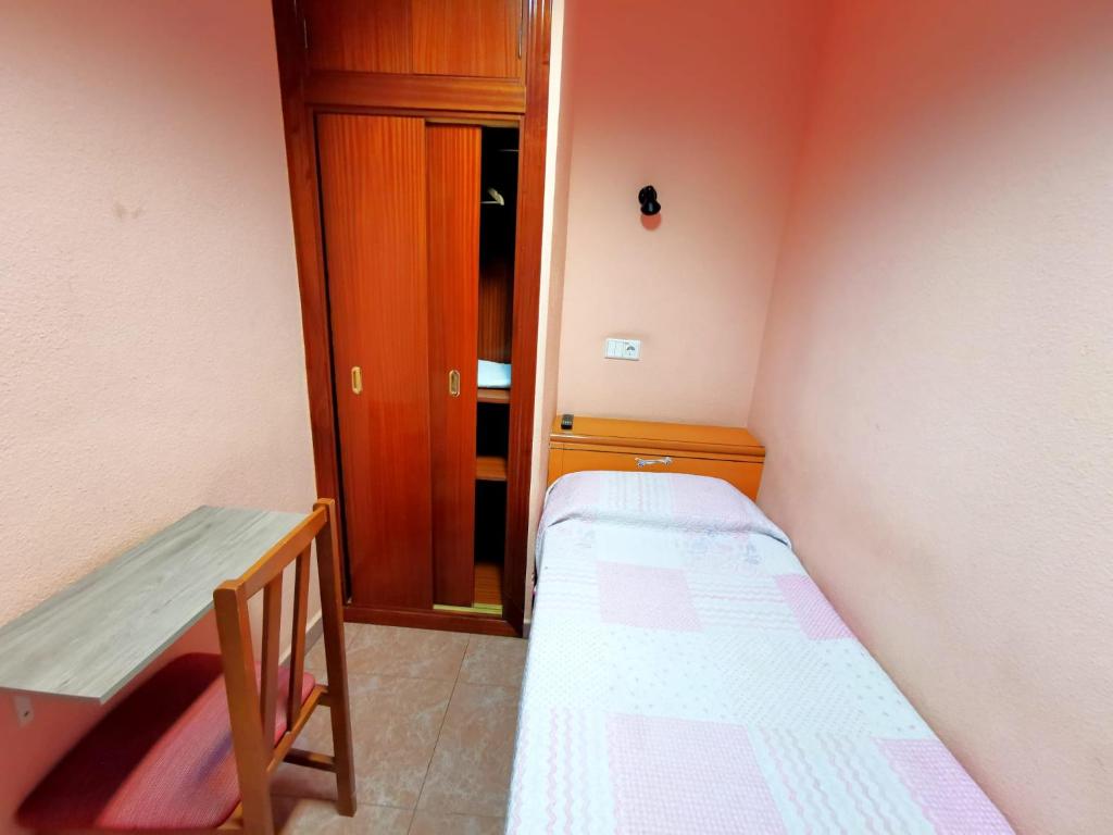 Casa de Huespedes La Asturiana - Single Room With Shared Bathroom