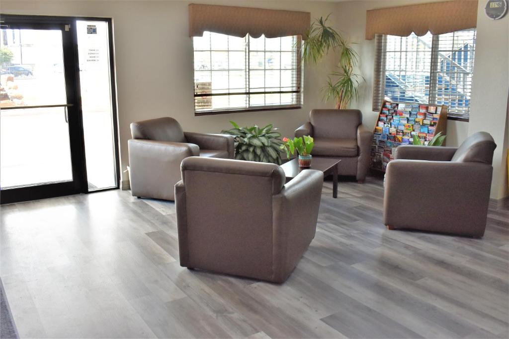 Posezení v ubytování Days Inn by Wyndham Baytown TX