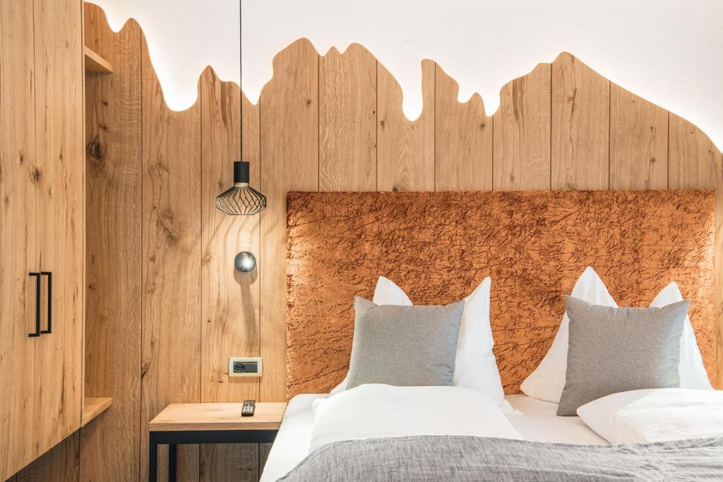 Łóżko lub łóżka w pokoju w obiekcie Garni Hotel Miara - Your Dolomites Home