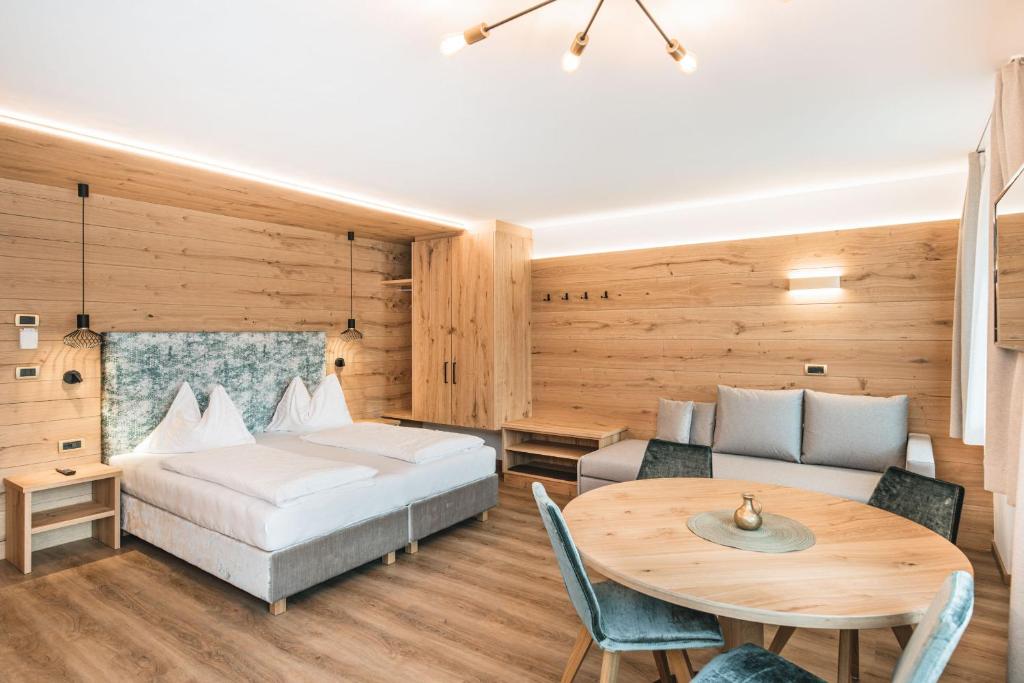 Łóżko lub łóżka w pokoju w obiekcie Garni Hotel Miara - Your Dolomites Home