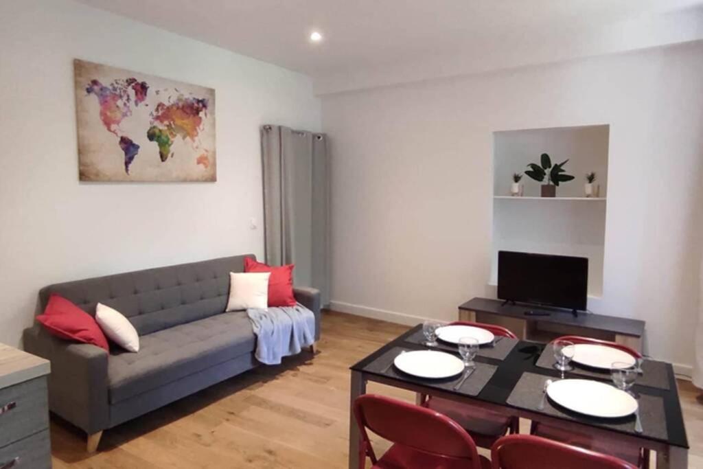 - un salon avec un canapé et une table dans l'établissement L'Escapade Cosy, Appartement 2 pers, à Saint-Nectaire