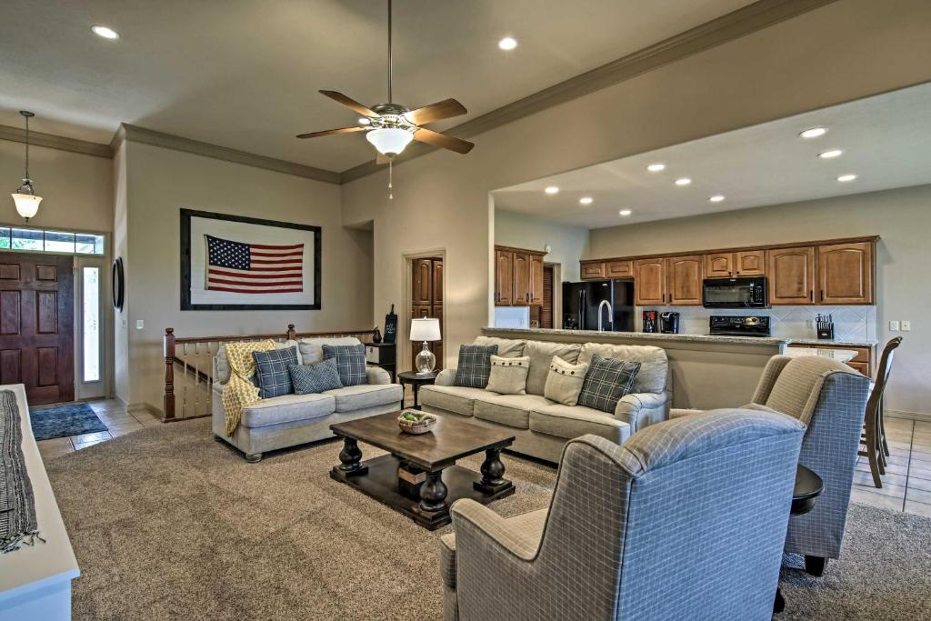 Expansive Townhome with Game Room and Community Pool, Branson West