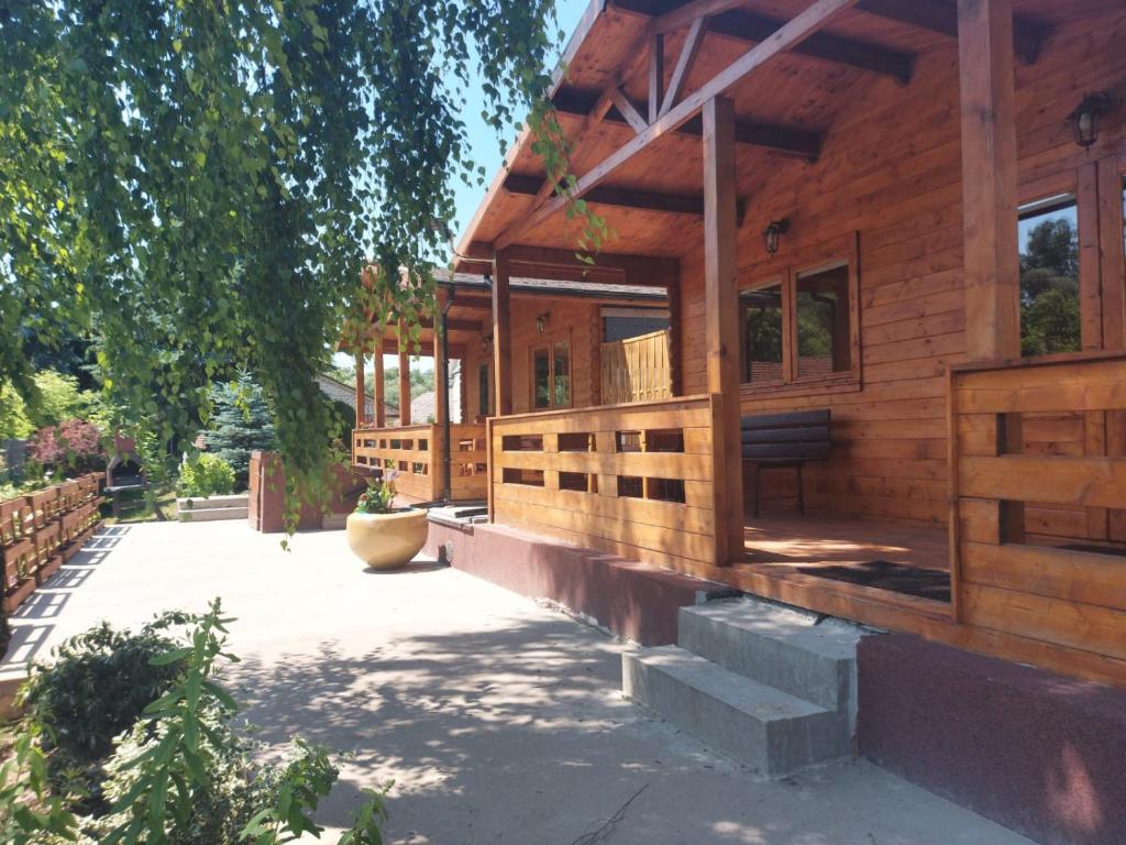 Casa de madera con porche y patio en Domki pod Brzozą, en Czarnocin