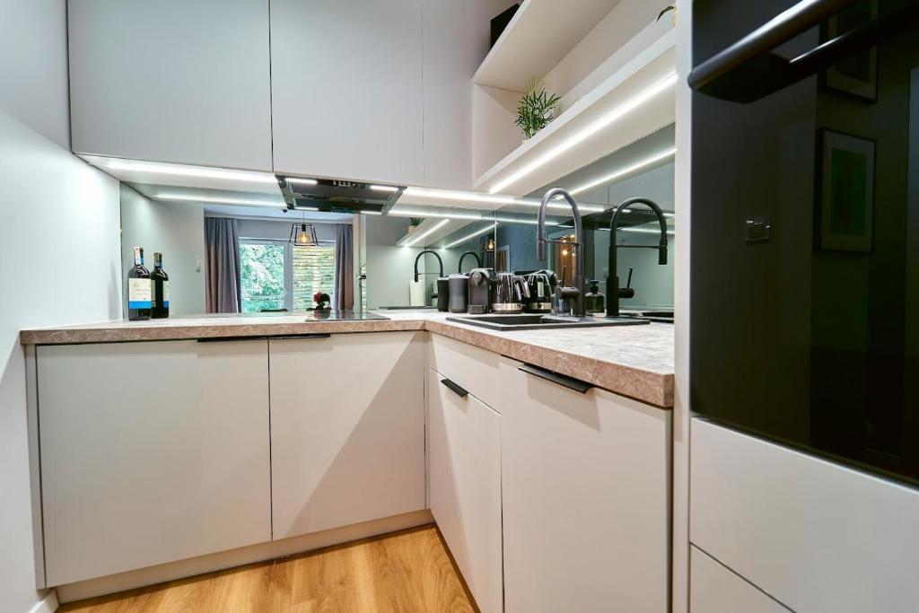 Kuchyňa alebo kuchynka v ubytovaní LAGUNA Apartament Polanica Residence 17