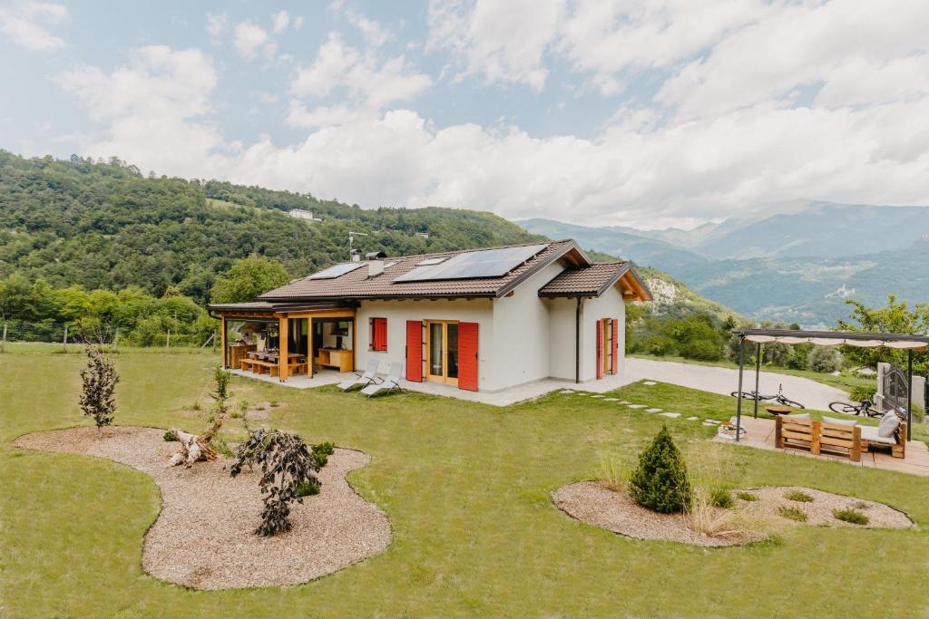 una pequeña casa en una colina con jardín en La Tana del Lupo B&B, family and outdoor sports, en Borgo