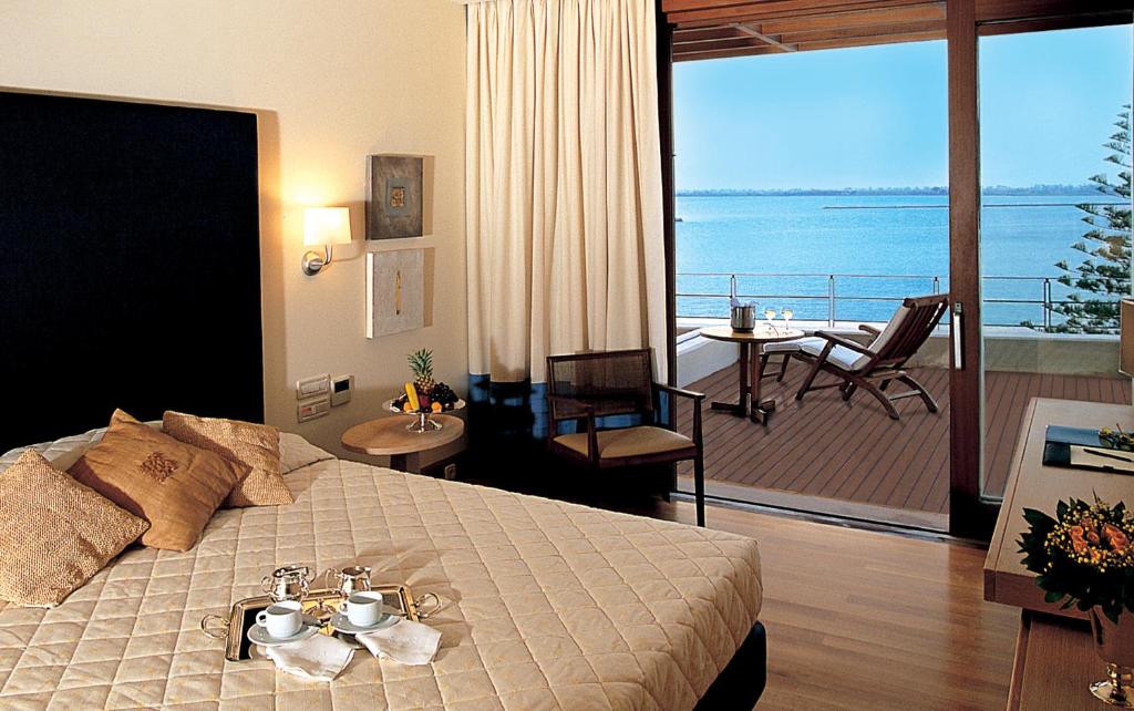 Postel nebo postele na pokoji v ubytování Amphitryon Hotel