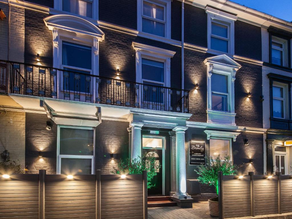 un edificio con una valla delante en Remaotel The Bromley Apartments, en Great Yarmouth