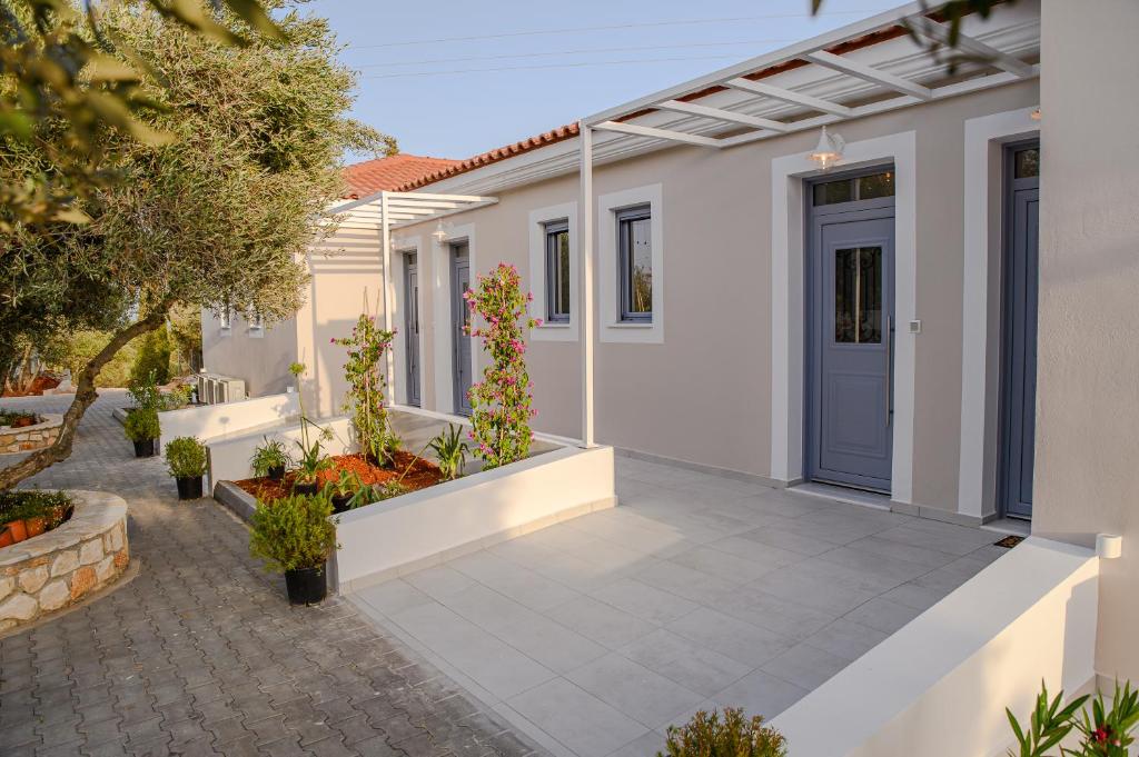 un patio de una casa con puerta azul en Dionisos Suites, en Lixouri