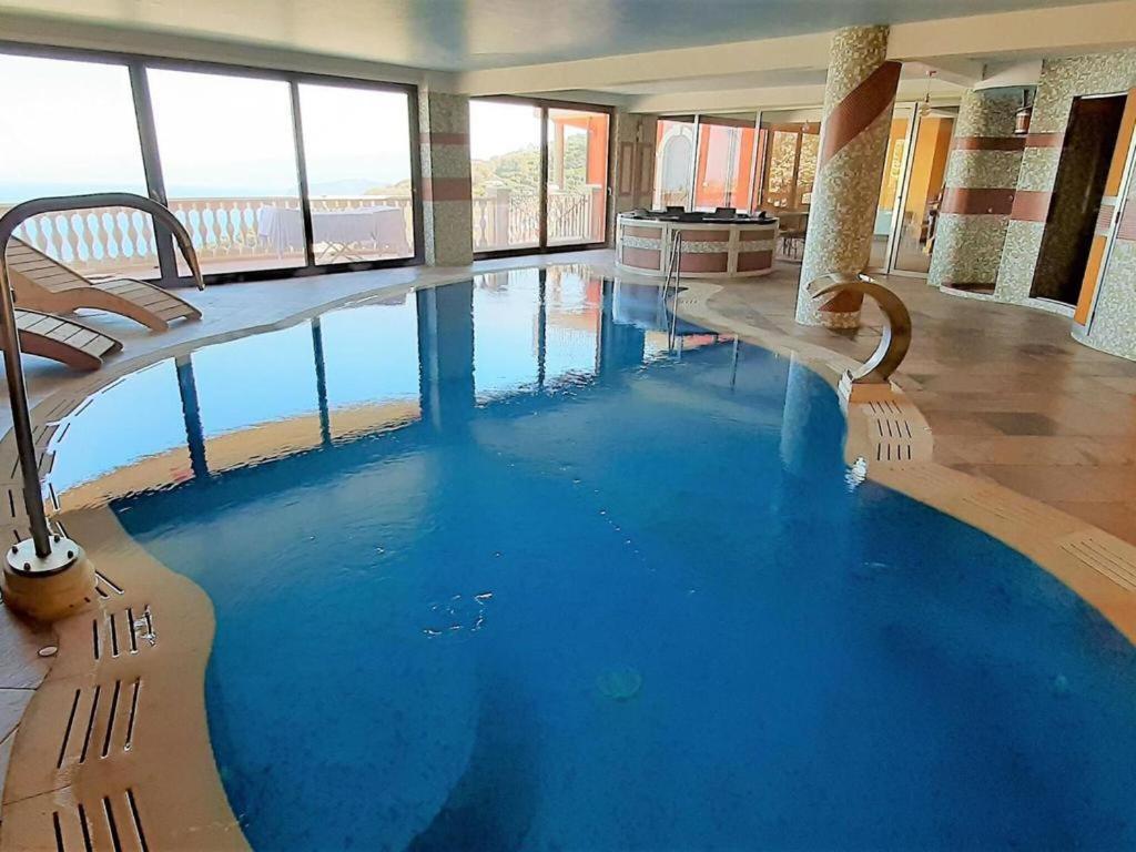Zdjęcie z galerii obiektu Villa Rosaria con spa e piscina interna w mieście Gioiosa Marea