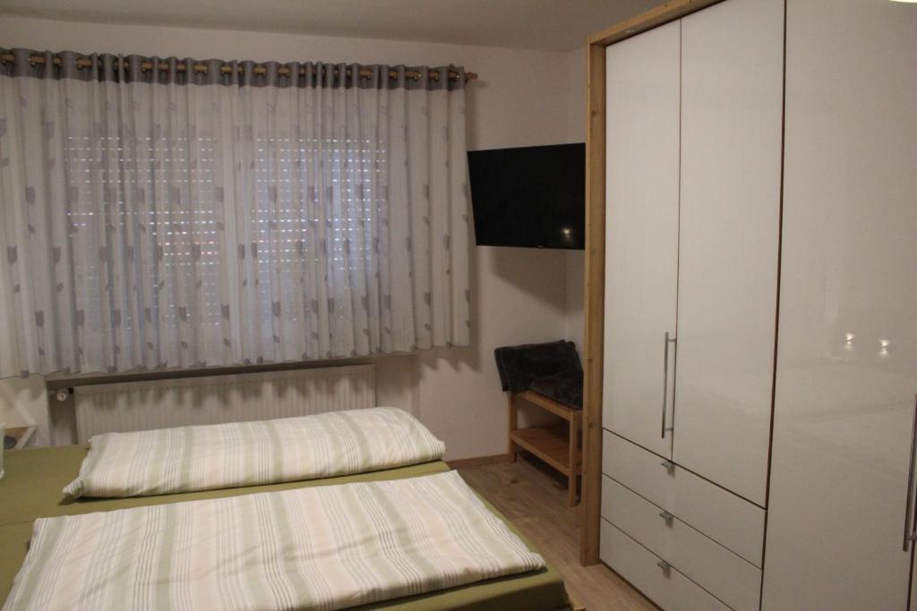 Postel nebo postele na pokoji v ubytování Ferienwohnung Forellenhof