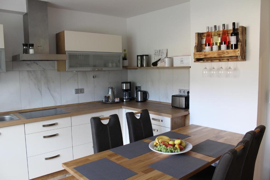 Kuchyň nebo kuchyňský kout v ubytování Ferienwohnung Forellenhof