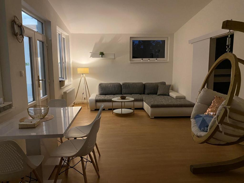 salon z kanapą i stołem w obiekcie Apartmán Linda Slapy- Ždáň w mieście Slapy