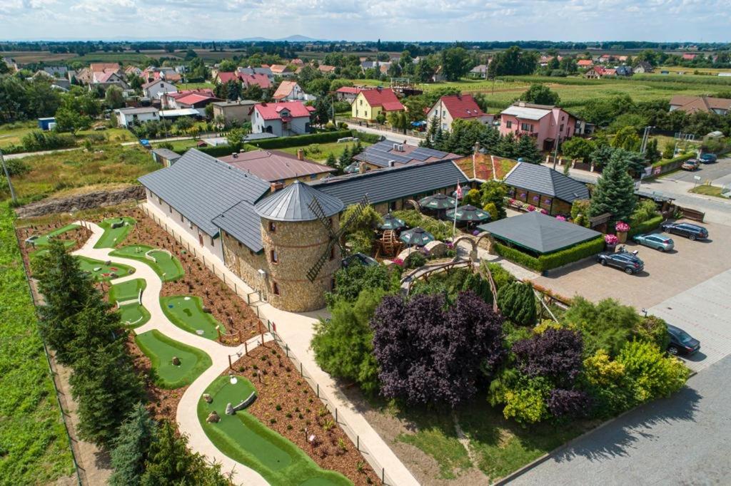 eine Luftansicht eines Resorts mit einem Golfplatz in der Unterkunft Karczma Michelle in Jarkowice