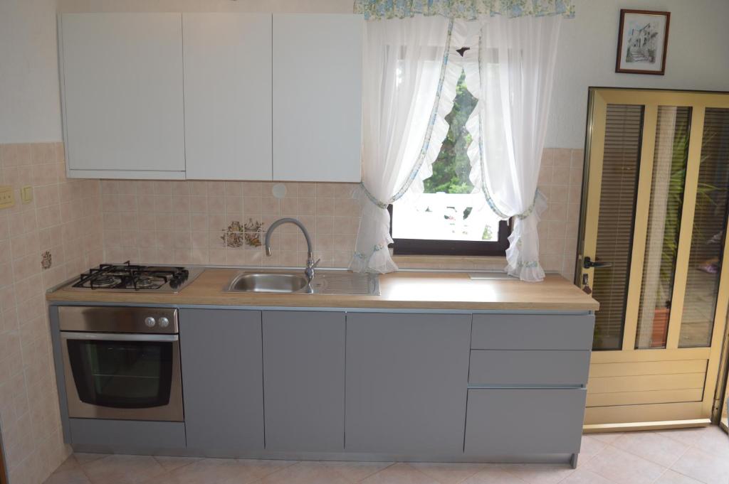 Kuchnia lub aneks kuchenny w obiekcie Rooms & Apartments Kvasić