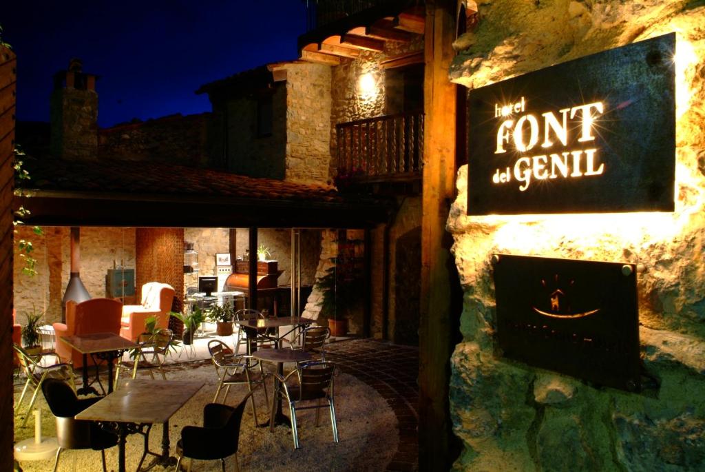 Hotel rural Font del Genil في Arsèguel: مطعم فيه لافته تقرا زاويه شوي