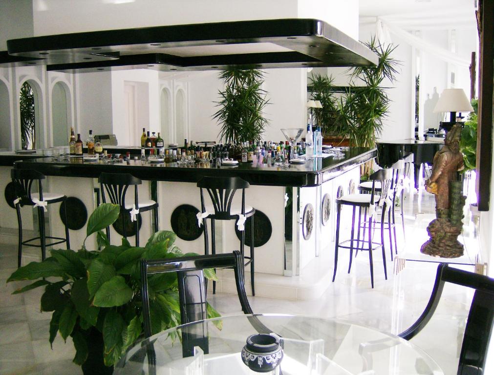 A restaurant or other place to eat at Hotel Suites Albayzin Del Mar