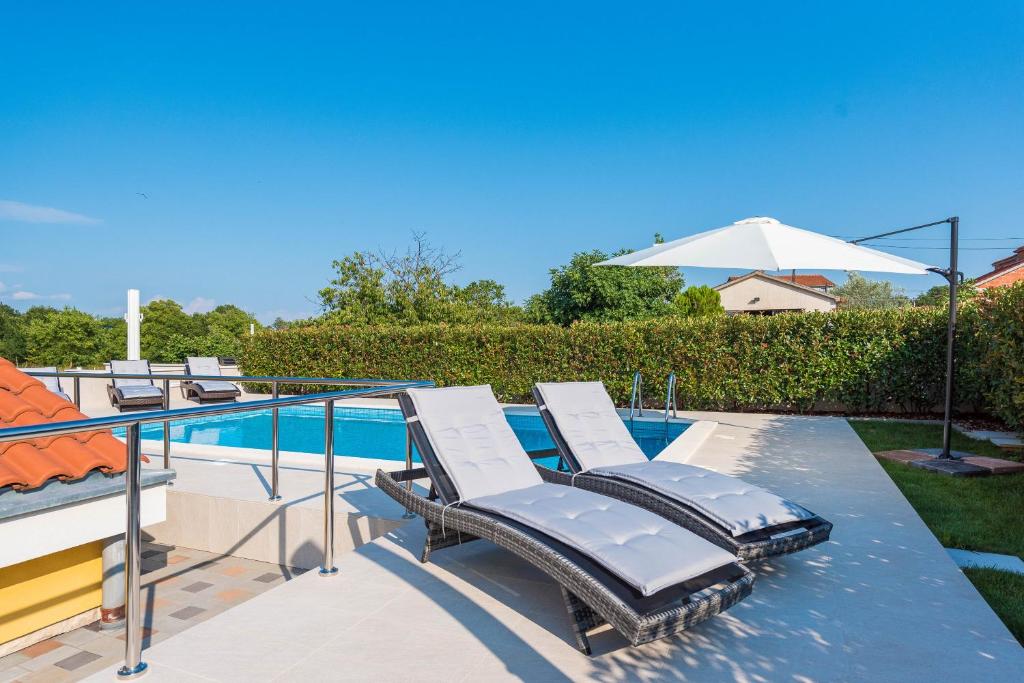Villa Petra s bazenom, roštiljem i parkingom