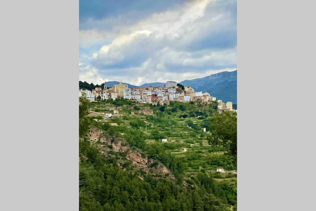 una città in cima a una collina con case di APTO LOS MOLINOS, LUCENA DEL CID BAJO B Ref 047 a Lucena del Cid