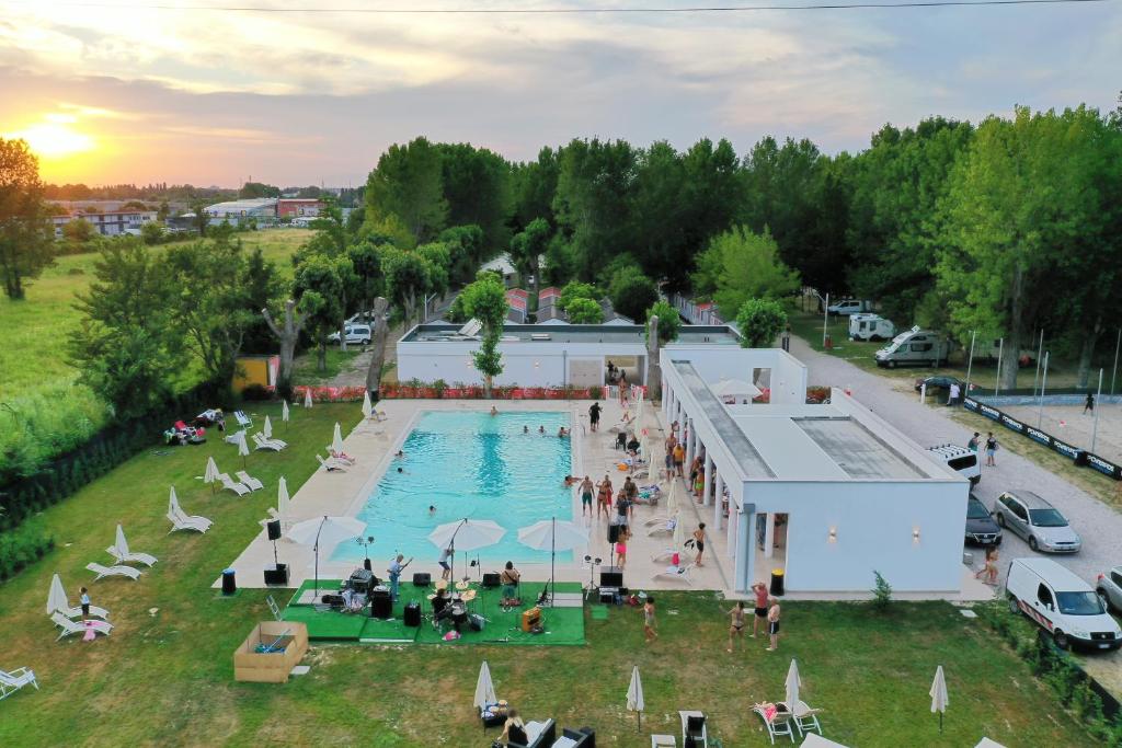 Bazén v ubytování Camping Rialto nebo v jeho okolí