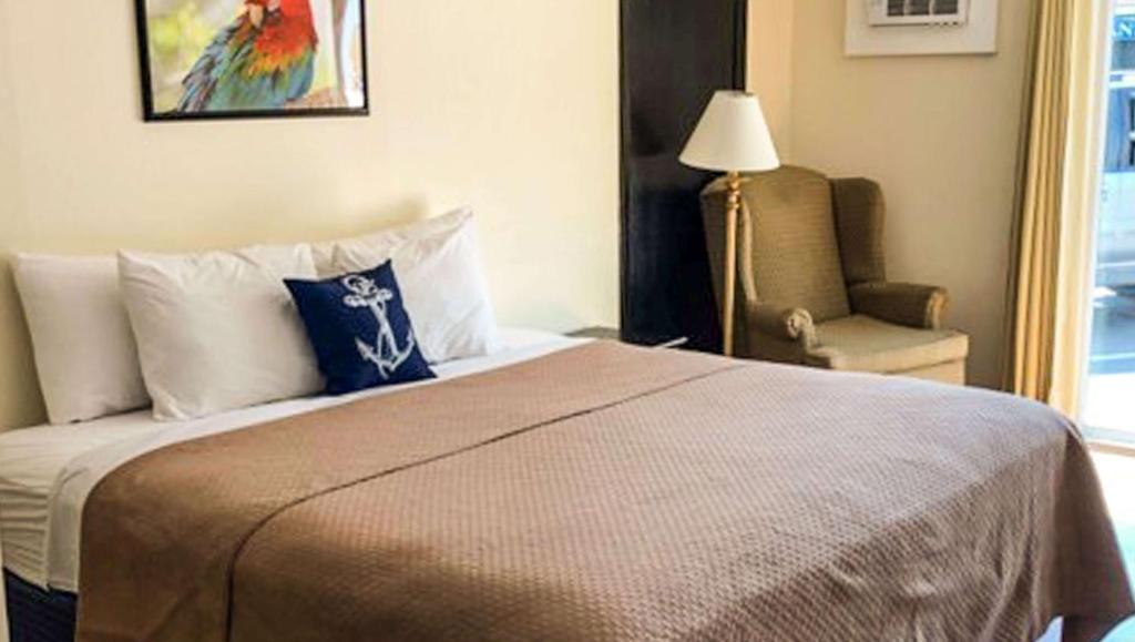 Colonial Inn Ellsworth - Suite Standard