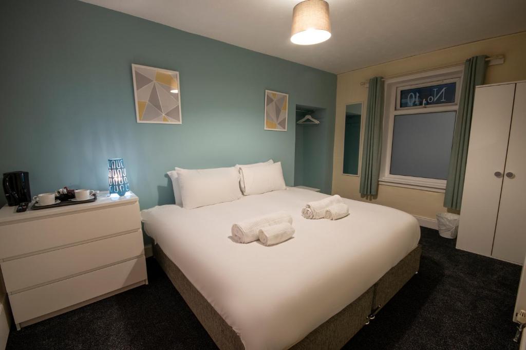 Кровать или кровати в номере Irvine Riverside Guesthouse by Paymán Club