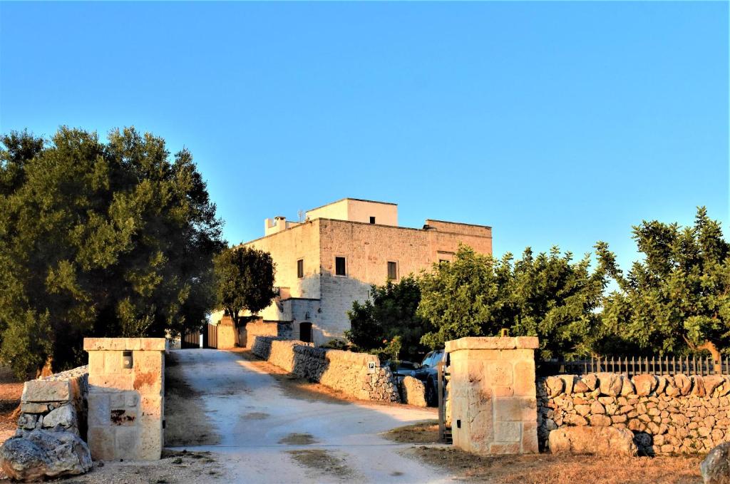 an old building in the middle of a street at Masseria Montecchie in Ceglie Messapica