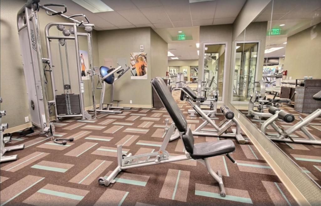 Fitness centrum a/nebo fitness zařízení v ubytování LUXURY mountain view resort condo with large private balcony