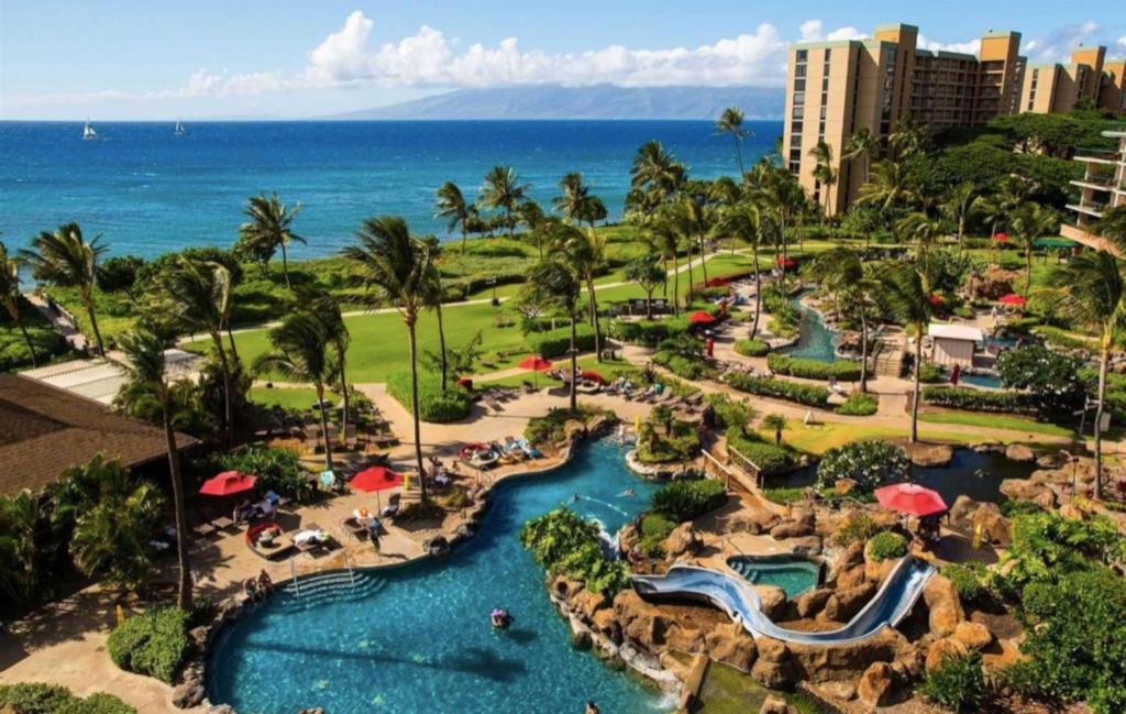 una vista aérea de un complejo con un parque acuático en Bright and Luxurious 1BR at Honua Kai Resort K722 en Lahaina